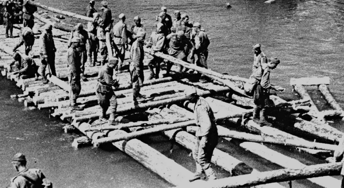 После взрыва моста федоров должен. Переправы Сталинграда. Советские саперы наводят Понтонный мост.